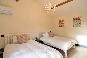 Cottage in Cotswolds With Hot Tub & Views