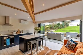 Cottage in Cotswolds With Hot Tub & Views
