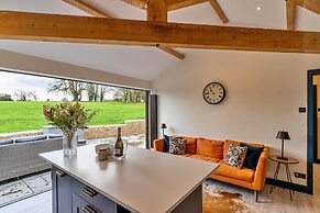 Cottage in Cotswolds With Hot Tub & Views