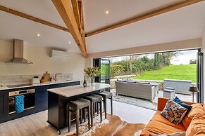 Cottage in Cotswolds With Hot Tub & Views
