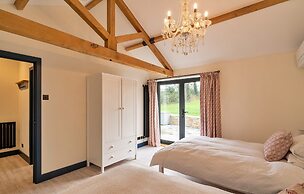 Cottage in Cotswolds With Hot Tub & Views