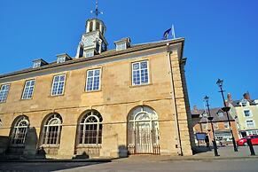 Apartment in Brackley Town Hall Charm