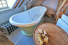Apartment in Brackley Town Hall Charm