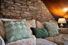 Barn in Peak District With Countryside Views