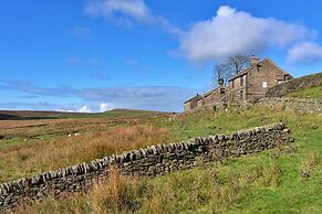 Barn in Peak District With Countryside Views