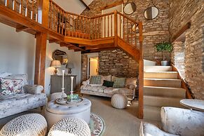 Barn in Peak District With Countryside Views