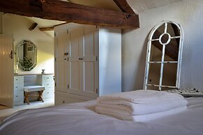 Barn in Peak District With Countryside Views