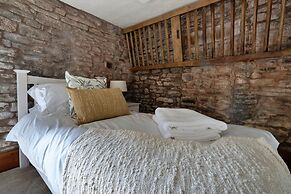Barn in Peak District With Countryside Views
