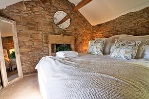Barn in Peak District With Countryside Views