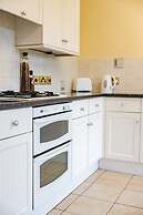 Cottage in Netley Hall With Lush Gardens