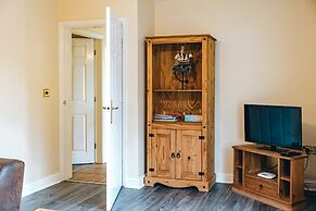 Cottage in Netley Hall With Lush Gardens