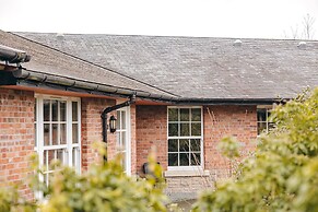 Cottage in Netley Hall With Lush Gardens
