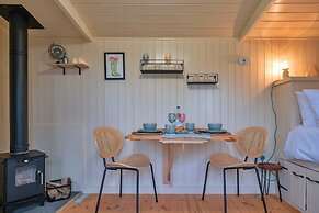Shepherd's Hut Near Cotswolds & Sky Dive Fun