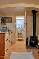 Shepherd's Hut Near Cotswolds & Sky Dive Fun