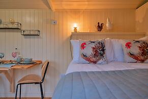 Shepherd's Hut Near Cotswolds & Sky Dive Fun