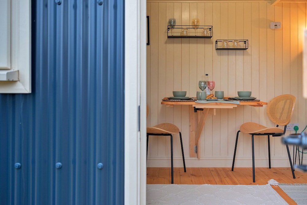 Shepherd's Hut Near Cotswolds & Sky Dive Fun