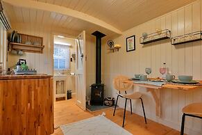 Shepherd's Hut Near Cotswolds & Sky Dive Fun