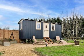 Shepherd's Hut Near Cotswolds & Sky Dive Fun