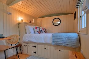 Shepherd's Hut Near Cotswolds & Sky Dive Fun