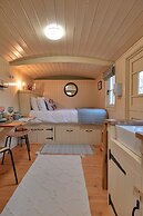 Shepherd's Hut Near Cotswolds & Sky Dive Fun