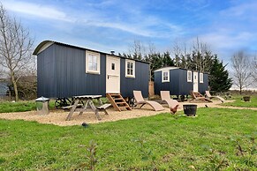 Shepherd's Hut Near Cotswolds & Sky Dive Fun