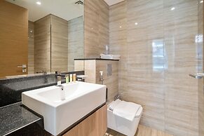 Modern 2BR – Canal-Side Elegance