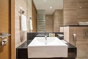 Modern 2BR – Canal-Side Elegance