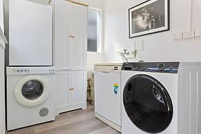 Peaceful 2 Bedroom With Private Backyard and BBQ