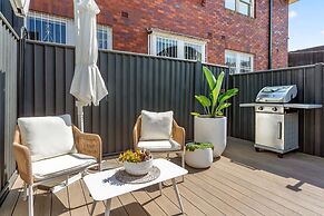 Peaceful 2 Bedroom With Private Backyard and BBQ