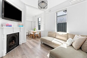 Peaceful 2 Bedroom With Private Backyard and BBQ