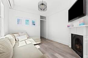 Peaceful 2 Bedroom With Private Backyard and BBQ