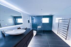 Ocean View Luxury 3 Bedroom Home With Balcony