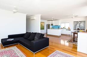 Ocean View Luxury 3 Bedroom Home With Balcony