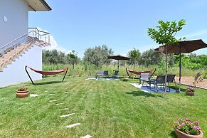 Aigli Garden Getaway, Steps From Vrasna Beach