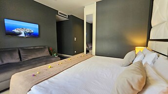 Royalis Suites Rafailovici - Beachfront Sea View Apartments