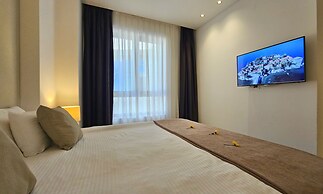 Royalis Suites Rafailovici - Beachfront Sea View Apartments