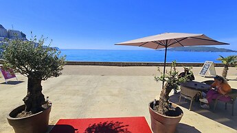 Royalis Suites Rafailovici - Beachfront Sea View Apartments