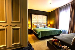 Royalis Suites Rafailovici - Beachfront Sea View Apartments