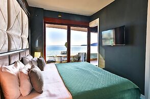 Royalis Suites Rafailovici - Beachfront Sea View Apartments