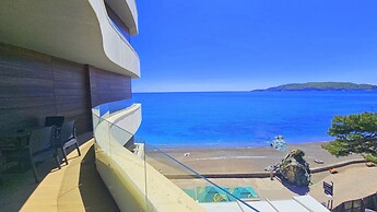 Royalis Suites Rafailovici - Beachfront Sea View Apartments
