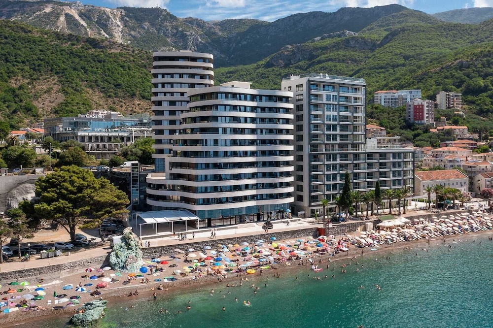 Royalis Suites Rafailovici - Beachfront Sea View Apartments