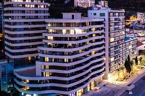 Royalis Suites Rafailovici - Beachfront Sea View Apartments