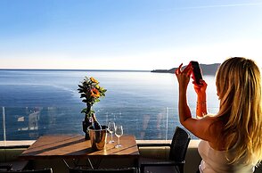 Royalis Suites Rafailovici - Beachfront Sea View Apartments