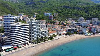 Royalis Suites Rafailovici - Beachfront Sea View Apartments