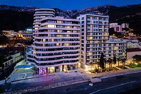 Royalis Suites Rafailovici - Beachfront Sea View Apartments