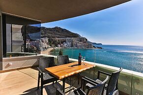 Royalis Suites Rafailovici - Beachfront Sea View Apartments