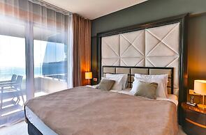 Royalis Suites Rafailovici - Beachfront Sea View Apartments