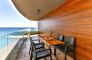 Royalis Suites Rafailovici - Beachfront Sea View Apartments
