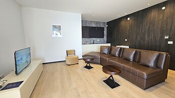 Royalis Suites Rafailovici - Beachfront Sea View Apartments