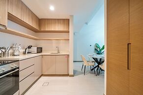 Modern Luxury 1BR Apt with Canal Panorama